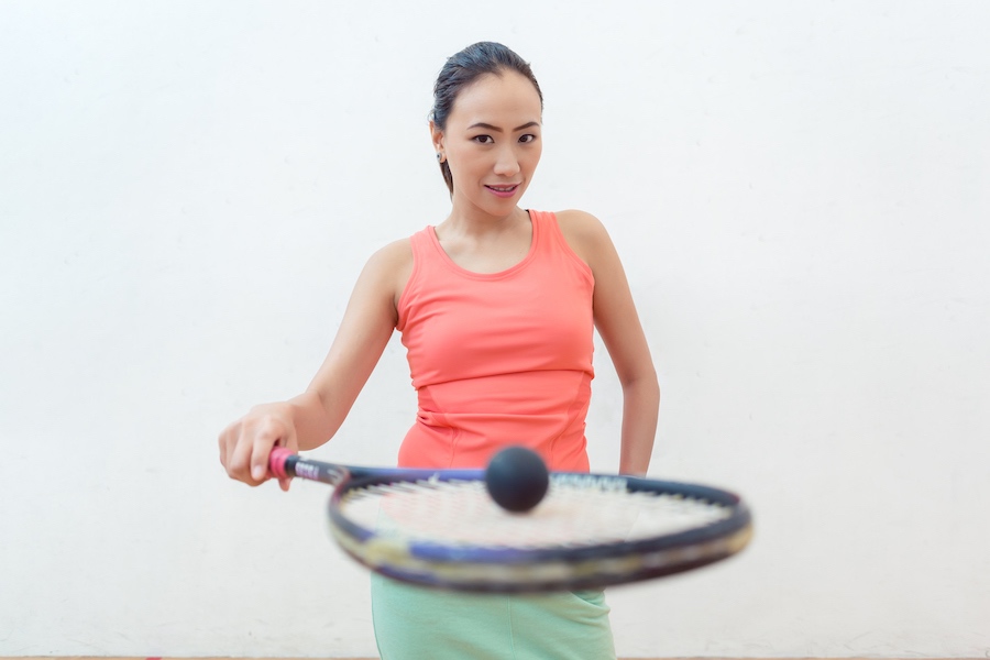 Vrouw gaat squashen met squashbal en racket
