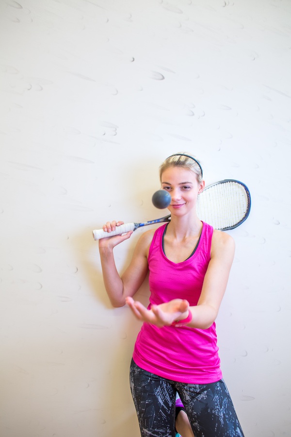 Sporter met squashracket en bal