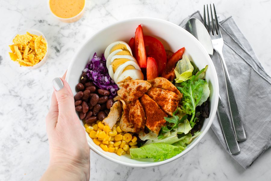 Salade met gegrilde kip eten na sporten