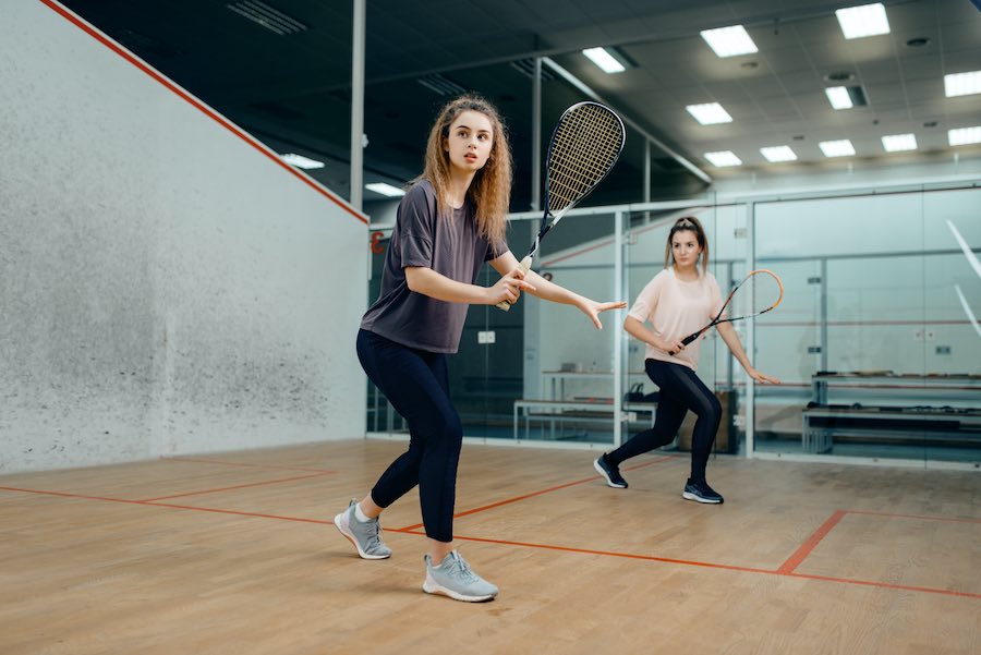 Twee meiden squashen met goede rackets snaren sportief