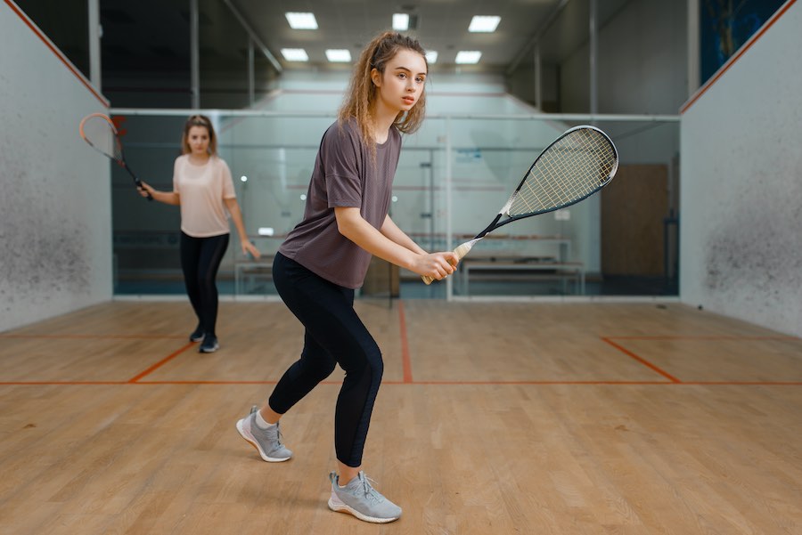 Twee dames squashen zweten